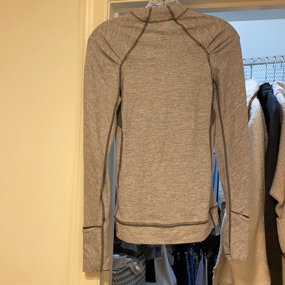 Lulu lemon sweater size 2 - Picture 5 of 7